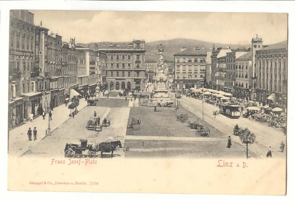 Franz-Josef-Platz — zentrale Platz mit Brunnen und Tramway — Stengel & Co., Dresden u. Berlin, 3708 - Vorderseite