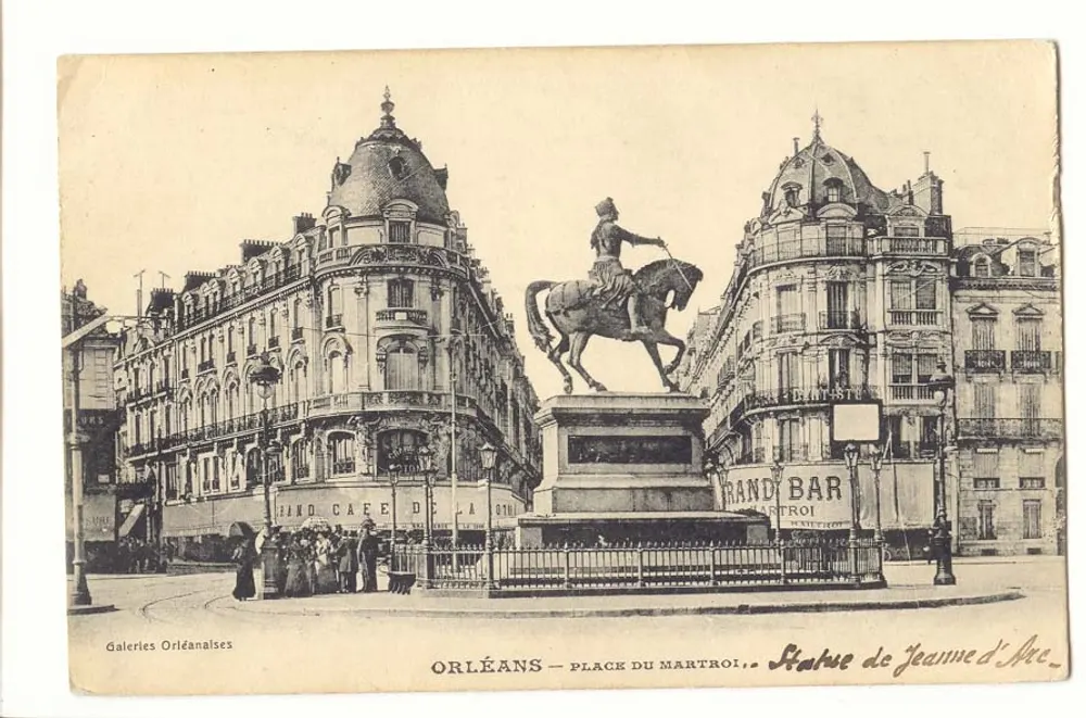 Orléans — Praça do Martroi — Estátua de Joana d'Arc - Frente