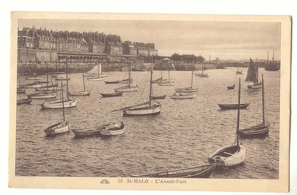 St-Malo - L'Avant-Port — vista do porto com muitos barcos — editor desconhecido, n° 57 - Frente