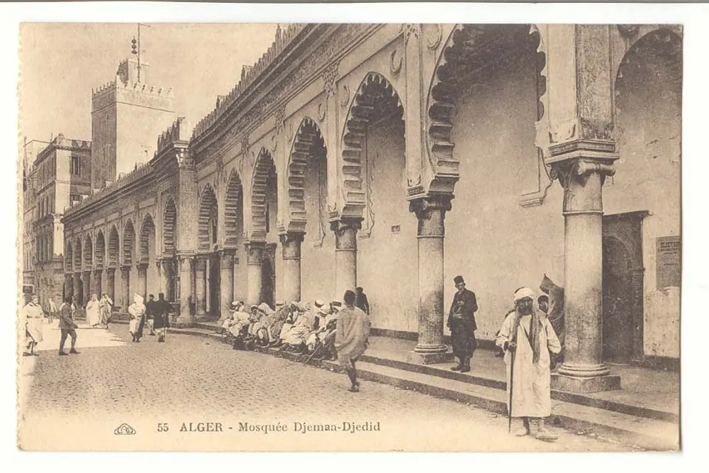 Alger - Moschea Djemaa-Djedid — vista della corte con arcate e fedeli — editore sconosciuto, n° 55 - Recto