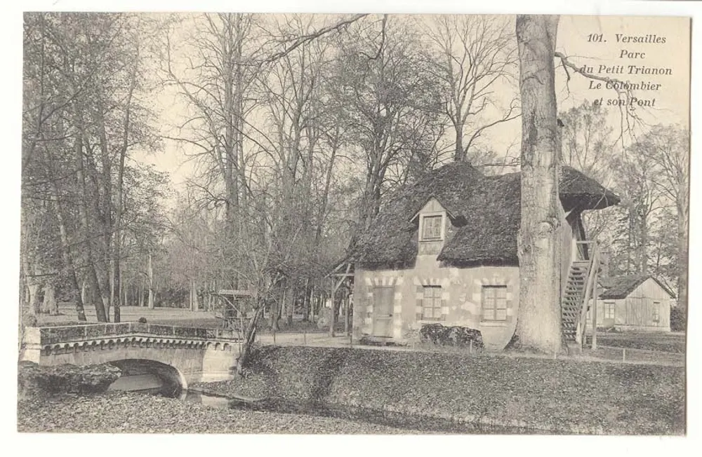 Versailles - Park des Petit Trianon, Der Taubenschlag und sein Brücke - Vorderseite