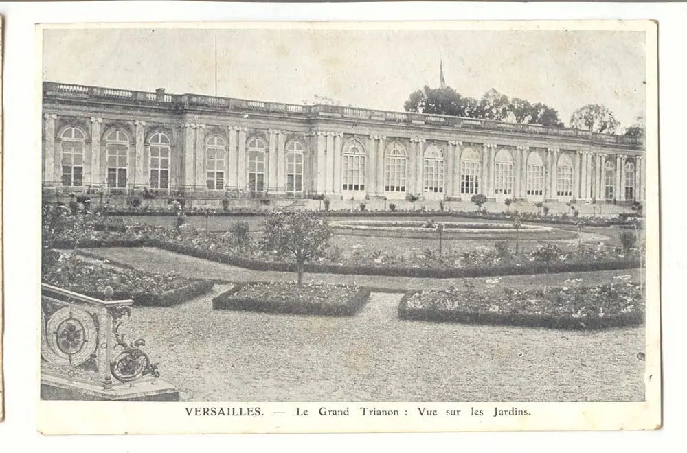 Versailles — Der Grand Trianon: Blick auf die Gärten - Vorderseite