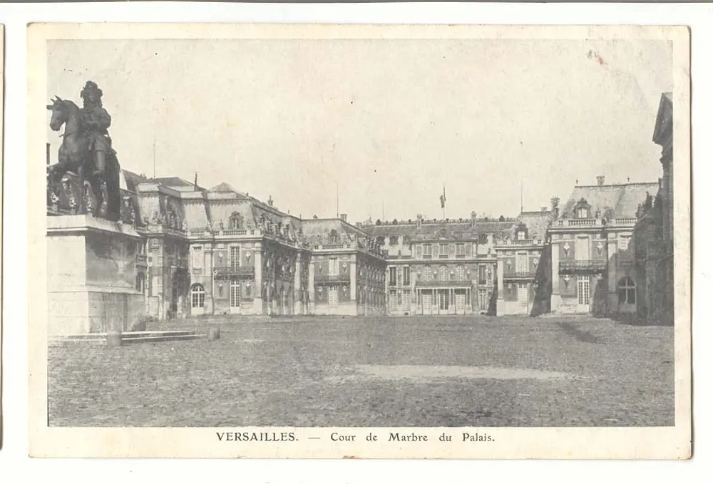 Versailles — Cour de Marbre do Palácio — estátua equestre em primeiro plano - Frente