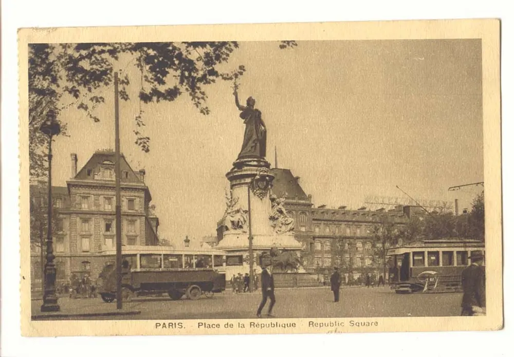 Paris - Praça da República — estátua da República, trams e pedestres - Frente