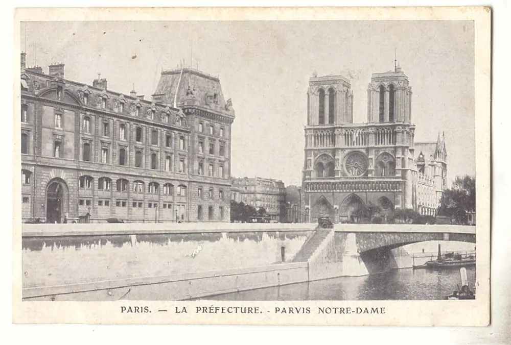 Paris — A Prefeitura — Pátio da Catedral de Notre-Dame - Frente
