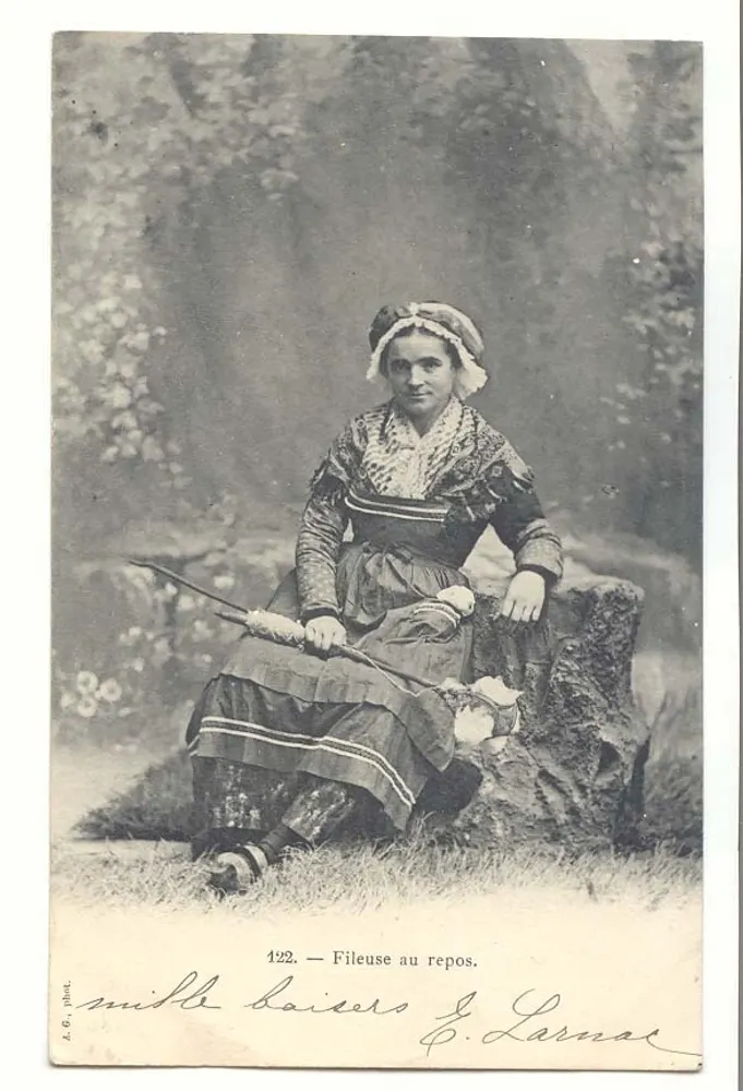 Fêmea em repouso — A. G. fot. — n° 422 — J. Larnas - Frente