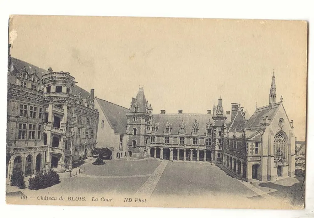 Castelo de BLOIS — A Cour — ND Phot. n° 101 - Frente