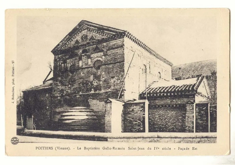 Poitiers (Vienne) - Das gallo-römische Baptisterium Saint-Jean aus dem 4. Jahrhundert - Ostseite - J. Roucbeon phot. Poitiers - 27 - Vorderseite