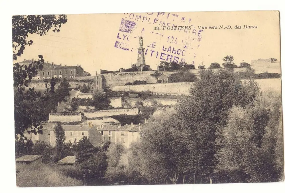 Vista para N.-D. das Dunas — Poitiers — 38. POITIERS - Frente