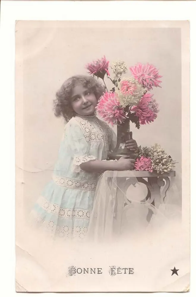 Menina em vestido azul — com buquê de crisântemos — Boa Festa - Frente