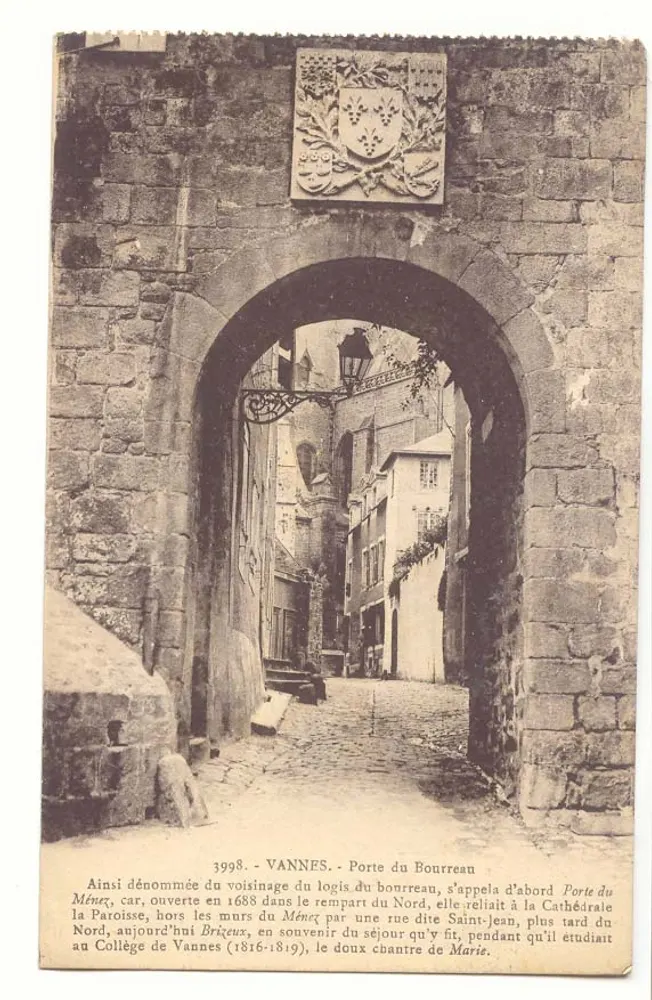 VANNES - Porta do carrasco — detalhe da arco e brasão - Frente
