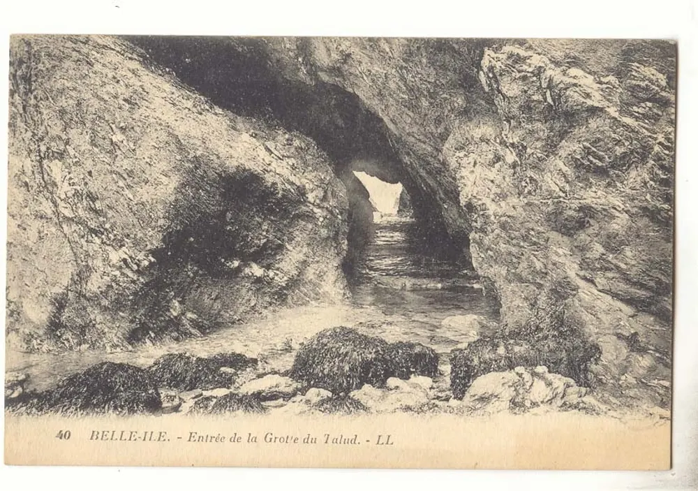 Belle-Île - Eingang zur Grotte du Talud - LL - Vorderseite
