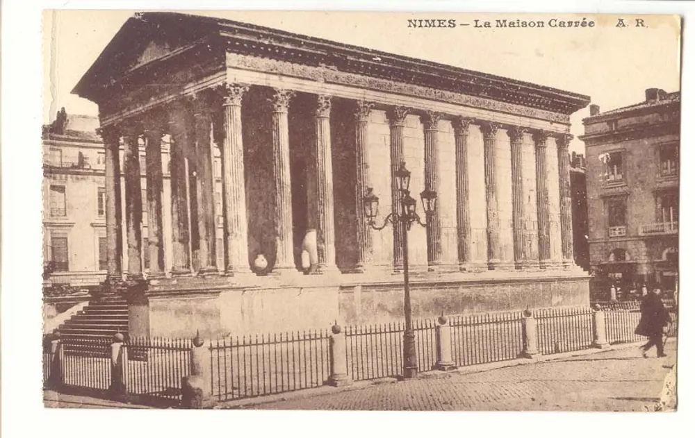 Nîmes — A Casa Carrée — A. R. - Frente