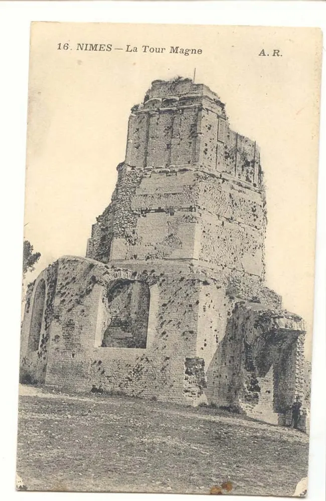 Nîmes — La Tour Magne — A.R. - Frente