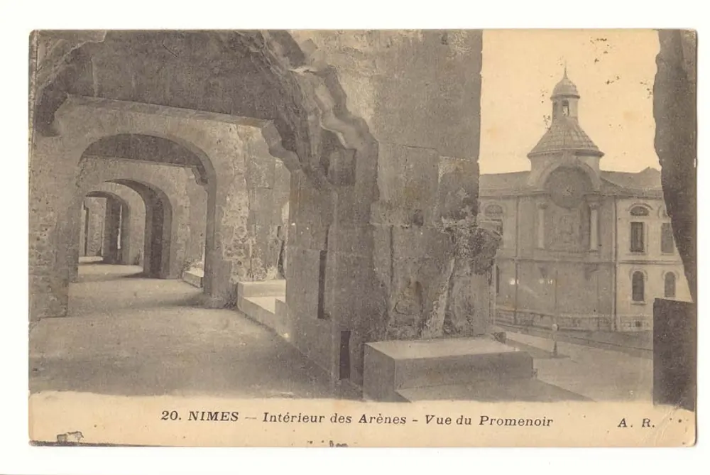 Nîmes — Innenansicht der Arenen — Blick vom Promenoir — A. R. - Vorderseite
