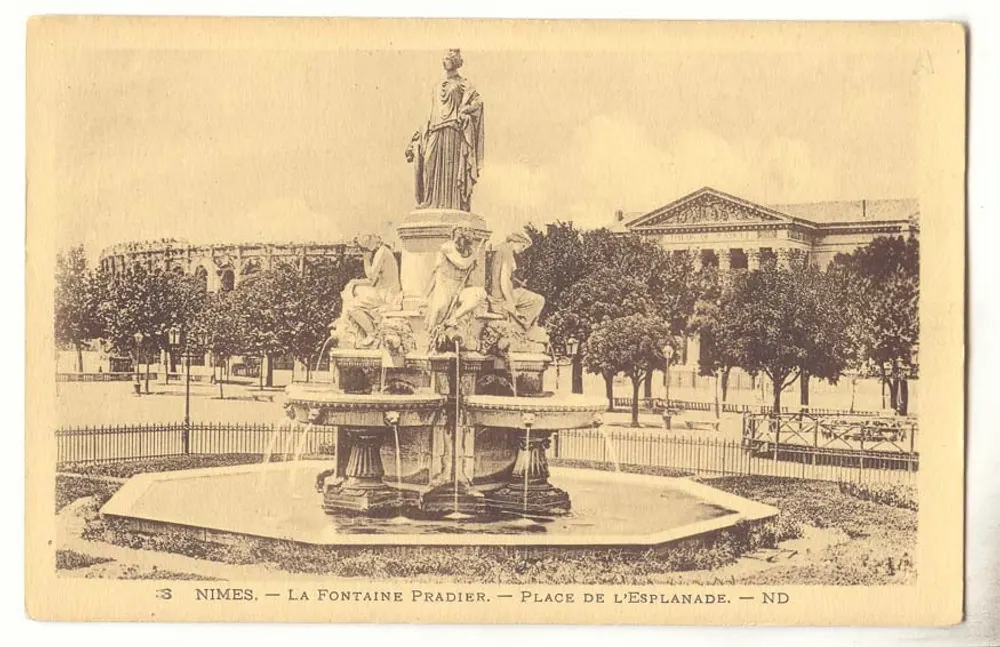 Nîmes — Fontaine Pradier — Place de l'Esplanade — ND - Frente