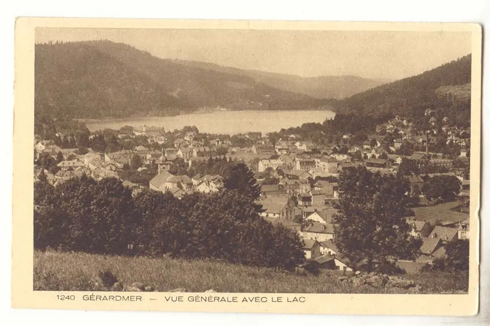 Gérardmer — Vista geral com o lago — n° 1240 - Frente