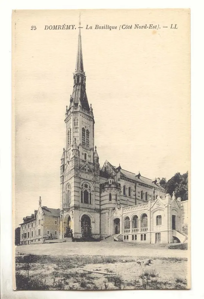 Domrémy — Die Basilika (Nord-Osten) — LL - Vorderseite