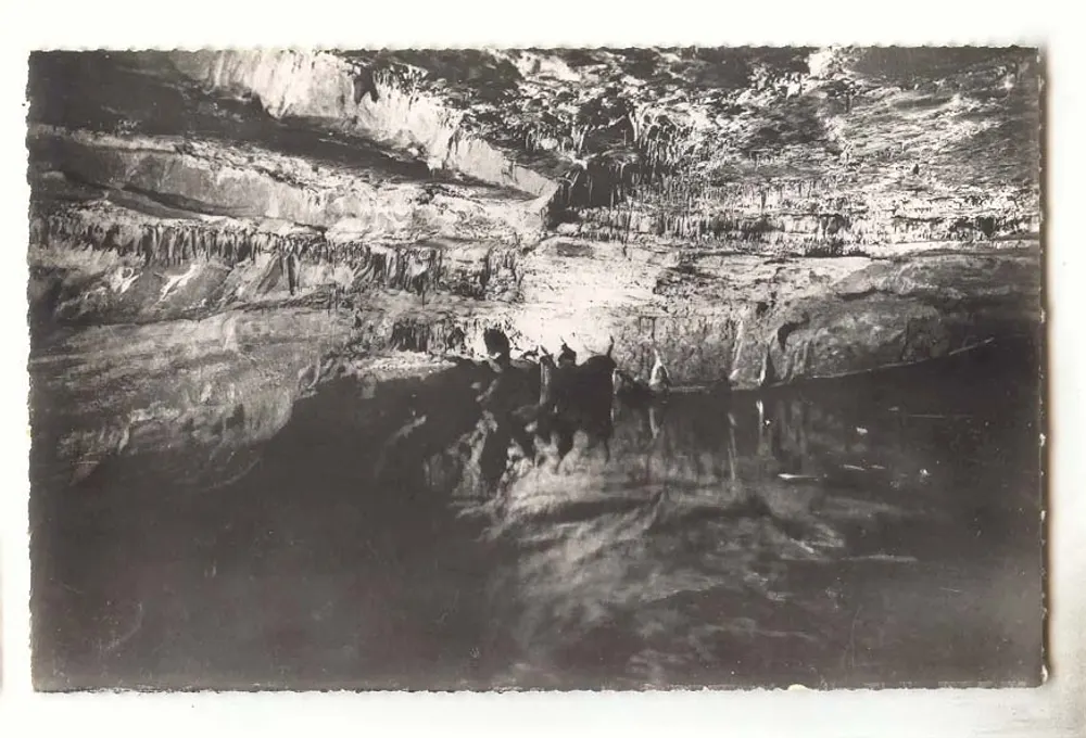 Grotte de la Pierre-qui-Vire — vista interna com cascata — editor desconhecido - Frente