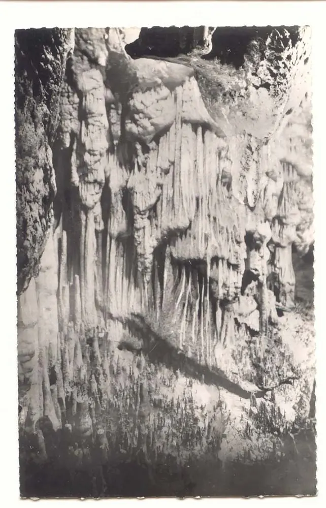 Grotte de la Pierre Sainte — Stalaktiten und Stalagmiten — Verleger nicht sichtbar - Vorderseite