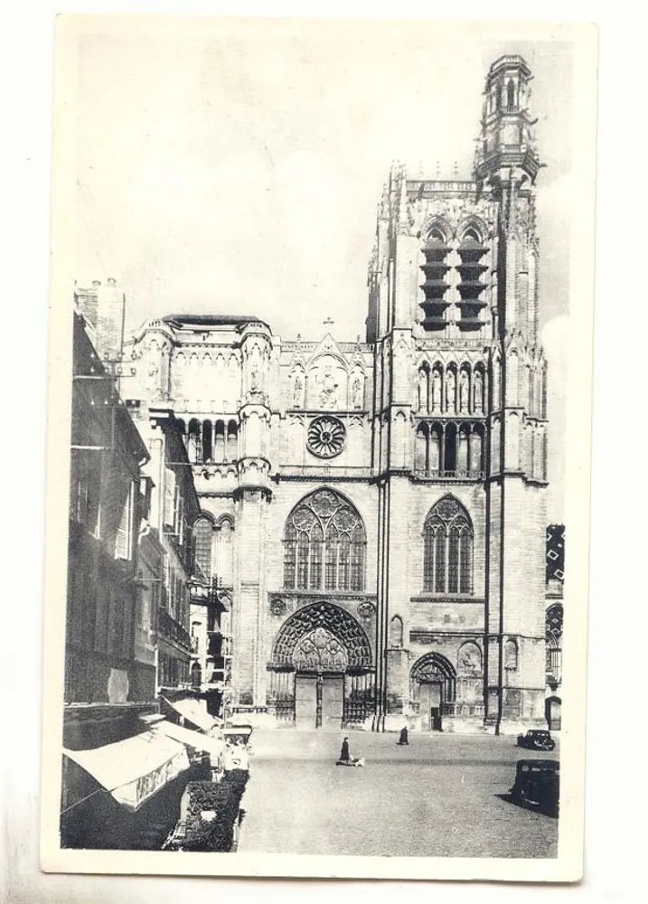 Catedral Nossa Senhora de Lyon — fachada e torre — editor não visível - Frente