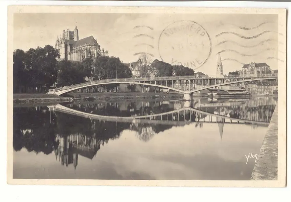 Ansicht der Kathedrale und der Brücke über die Loire — Nîmes, Frankreich — Verleger Y. Wog, Seriennummer nicht sichtbar - Vorderseite