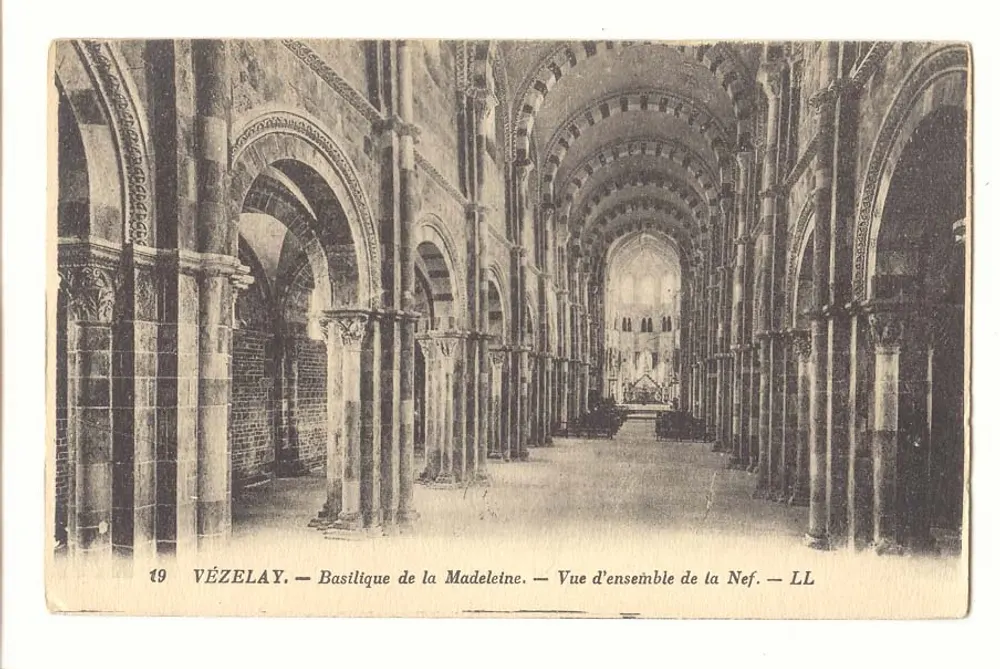 Vézelay — Basilique de la Madeleine — Übersicht der Kirchenschiff — LL - Vorderseite