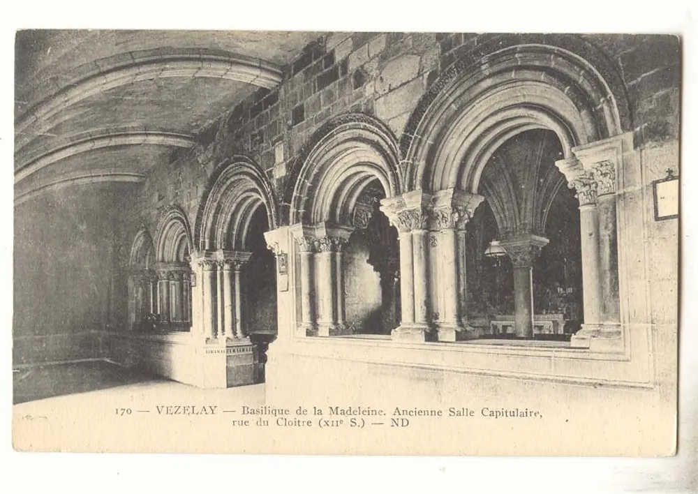 Vézelay — Alte Kapitelhalle, Cloister Straße (13. Jh.) - Vorderseite
