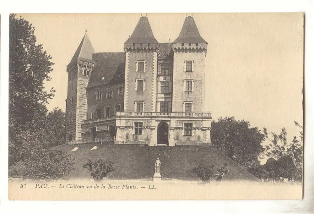 Pau — O Castelo visto da Basse Plante — LL. - Frente