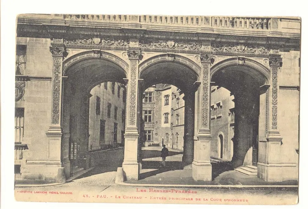 Pau - Das Schloss - Haupteingang zur Cour d'Honneur — Les Basses-Pyrénées — Phototype Labouche Brüder, Toulouse - Vorderseite