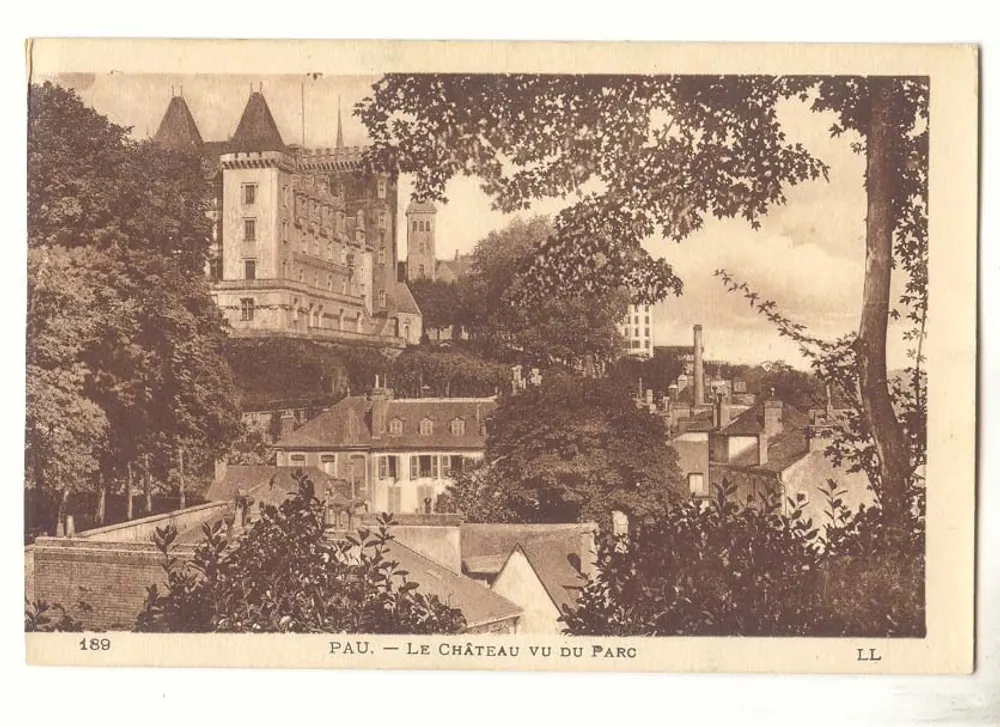 Pau — O Castelo visto do parque — LL - Frente