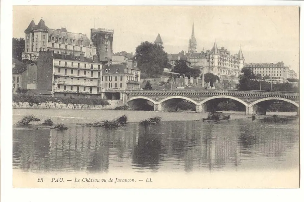 PAU — O Castelo visto de Jurançon — LL - Frente