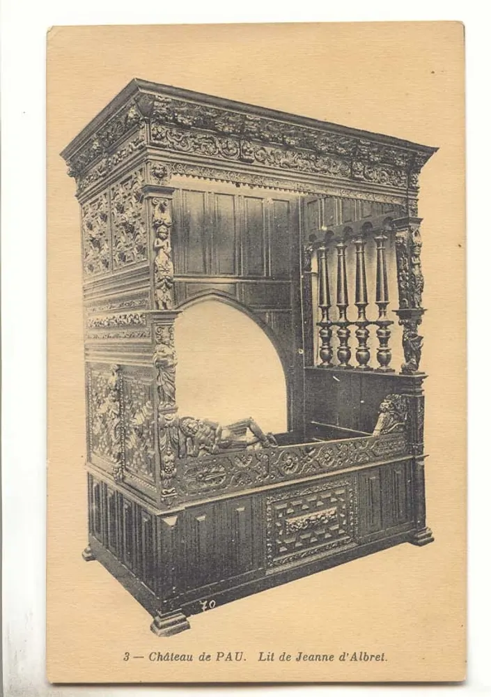 Castelo de PAU. Cama de Jeanne d'Albret. - Frente