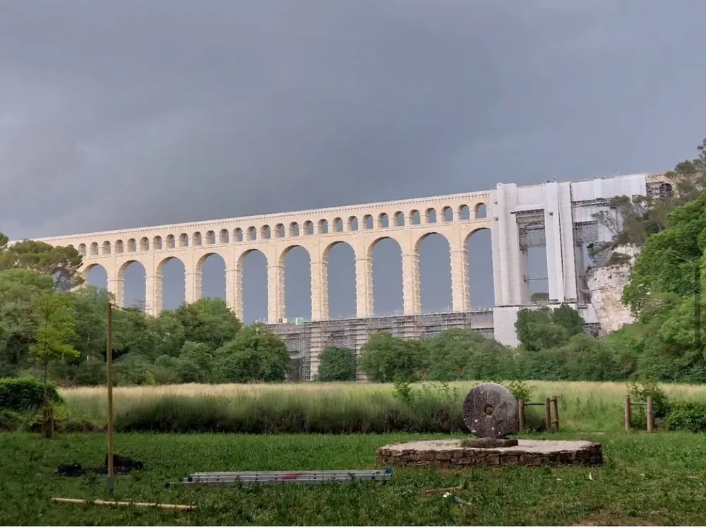 Ponte du Gard — aqueduto romano — editor não visível - Frente