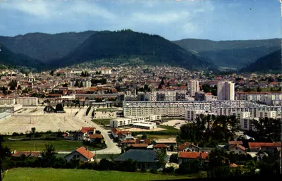 Oyonnax (01) — Vista geral, no primeiro plano a nova cidade — Edições Hachette