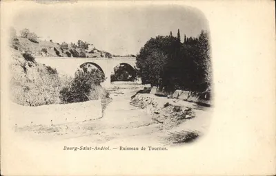 Bourg-Saint-Andéol — Riu Tournes — Ponte com três arcos