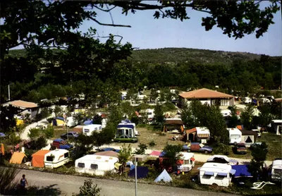 Camping do domínio do Cros d'Auzon — Vogüé (Ardèche) — Reprodução por S.A.D. Place de l'Hotel de Ville, 03210 Vichy