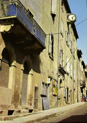 Les Vans (Ardèche) — rua com balcão e relógio de parede — Edição La Cigogne, série 07 334 03