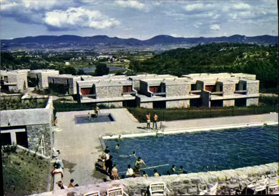 Casteljau - Vista da piscina e dos gîtes — Photo Rousseau, 07140 Les Vans
