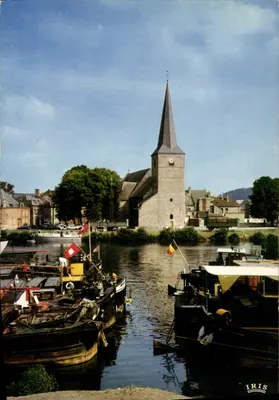 A Meuse em Givet (Ardennes) — vista do porto com igreja — IRIS