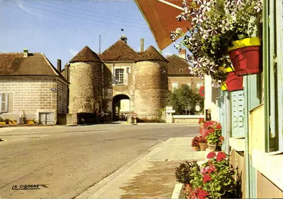 Envvy-le-Châtel — Porta Saint-Nicolas com suas duas torres redondas do século XVI — Edições « La Cigogne »