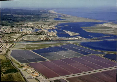Gruissan — Vista panorâmica sobre as salinas e no segundo plano, o porto de recreio — Edições Cap Théo Jac, n° 110421