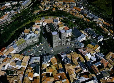 Saint-Flour (Cantal) — Vieille cité épiscopale bâtie autour de sa cathédrale (XIVe et XVe s.) — Cliché Flying Caméra