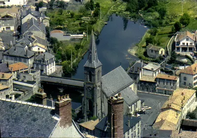 Saint-Flour (Cantal) — Vue plongeante sur les bords du Lander et l'église Sainte-Christine — IRIS