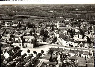 Saucoins — vista aérea da praça e da igreja — editor Ouvy