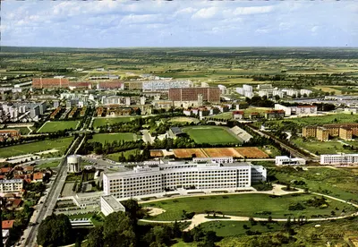 Dijon (Côte d'Or) — Szpital Bocage i miejski Park Sportowy — W tle nowe dzielnice — Wydawnictwo La Cigogne
