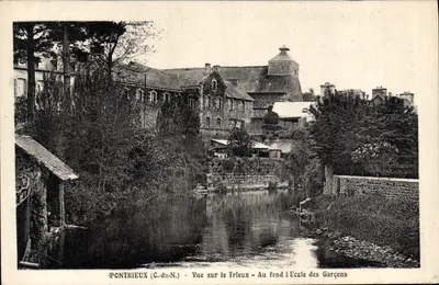 Pontrieux (C.-du-N.) — Vista do Trieux — No fundo, a Escola dos Meninos