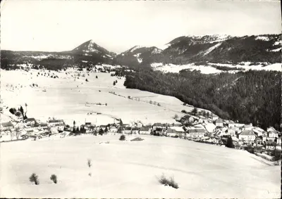 Jougne (Doubs) — Vista panorâmica aérea, paisagem sob a neve, o Suchet e a Aiguille de Baulmes — Combière, n° 34188 A