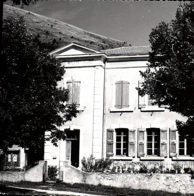 Prefeitura de Lesches — Escolas — Editor Notre Belle France, n°26