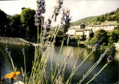 Valleraugue — Ambiente florido no encontro do Hérault e do Clarou — Edições Cap Théojac